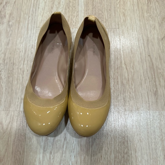 Banana Republic Tan Patent Leather Ballet Flats. Size 8.5 - Picture 9 of 9
